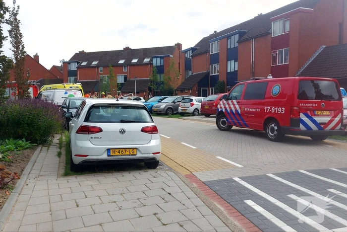 Bestuurder verliest macht over het stuur en rijdt in op auto's