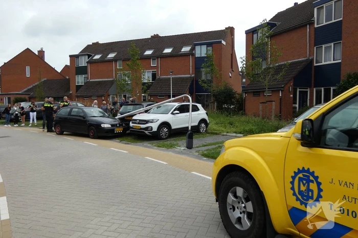 Bestuurder verliest macht over het stuur en rijdt in op auto's
