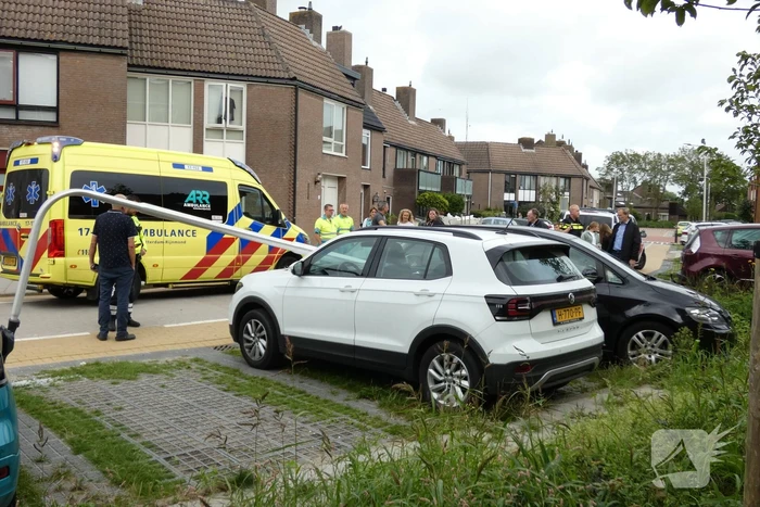 Bestuurder verliest macht over het stuur en rijdt in op auto's