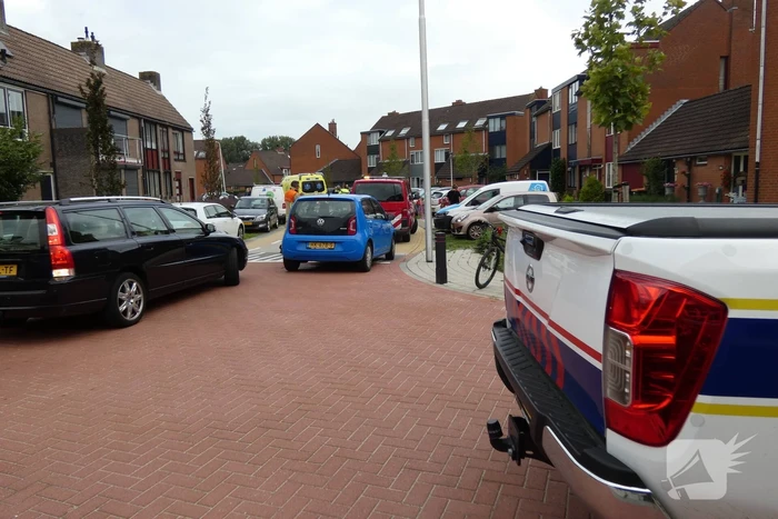Bestuurder verliest macht over het stuur en rijdt in op auto's