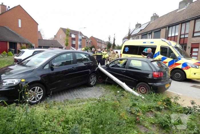 Bestuurder verliest macht over het stuur en rijdt in op auto's