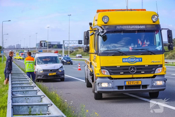 Bestelwagen botst achterop personenwagen