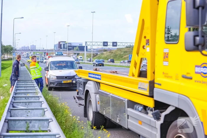 Bestelwagen botst achterop personenwagen
