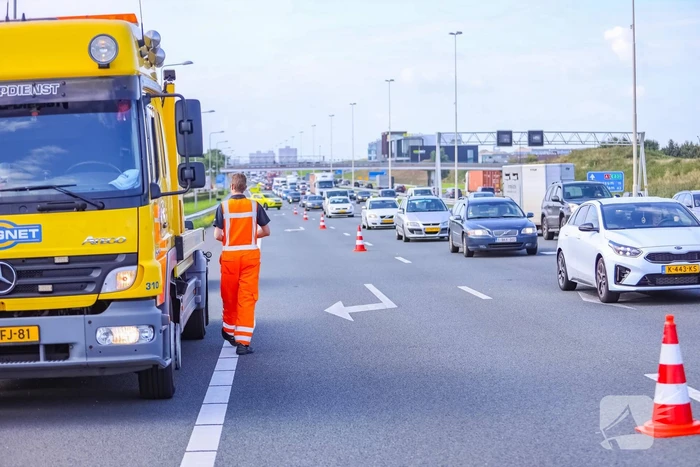 Bestelwagen botst achterop personenwagen