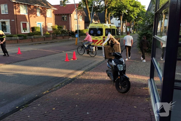 Scooterbezorger onderuit nadat hij schrok van een auto
