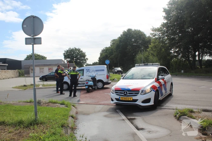 Scooter botst tegen auto aan