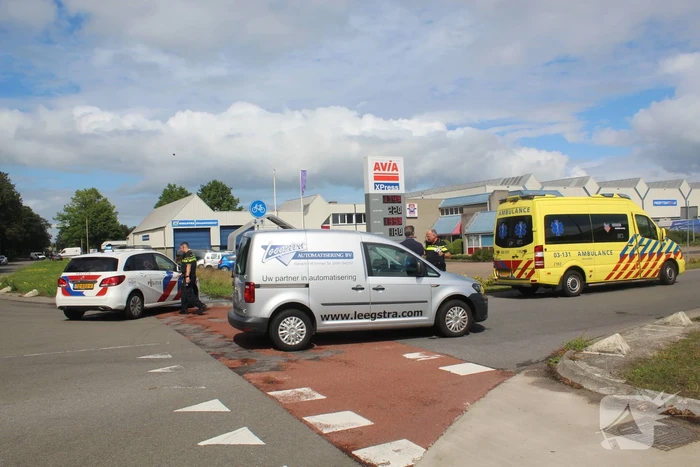 Scooter botst tegen auto aan