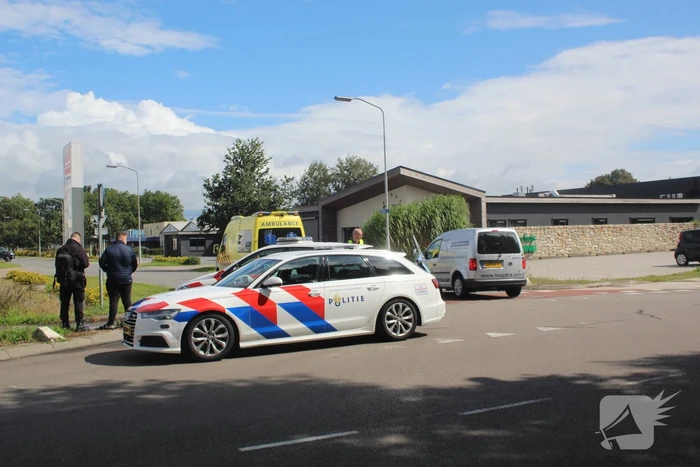 Scooter botst tegen auto aan