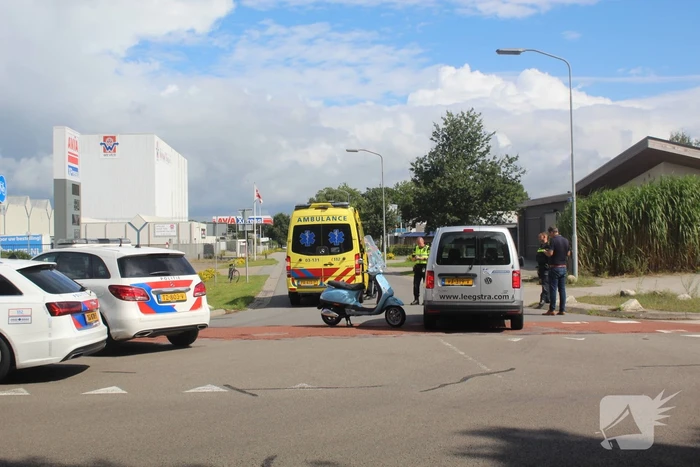 Scooter botst tegen auto aan