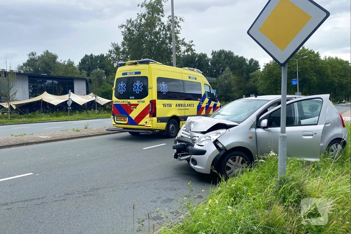 Auto rijdt tegen lantarenpaal aan