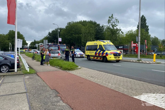 Auto rijdt tegen lantarenpaal aan