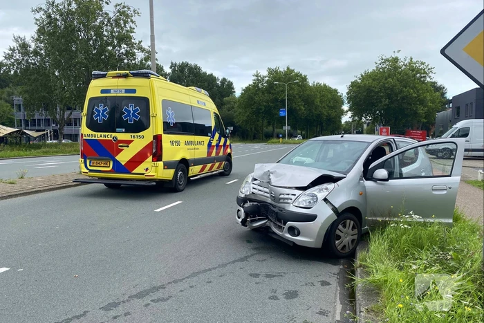 Auto rijdt tegen lantarenpaal aan