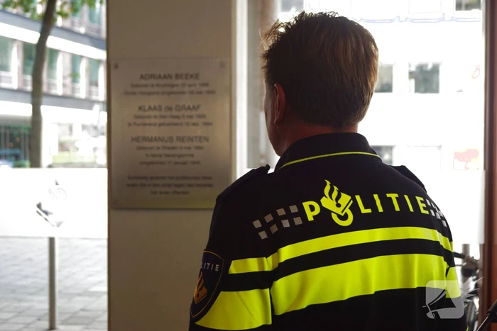 Gedenkplaat voor omgekomen agenten onthuld in politiebureau