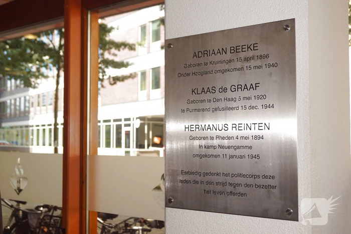 Gedenkplaat voor omgekomen agenten onthuld in politiebureau