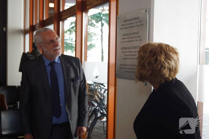 Gedenkplaat voor omgekomen agenten onthuld in politiebureau