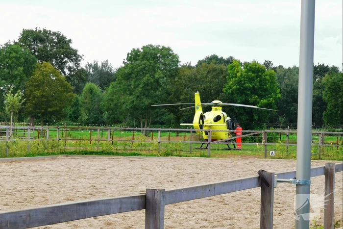 Persoon gewond op manege