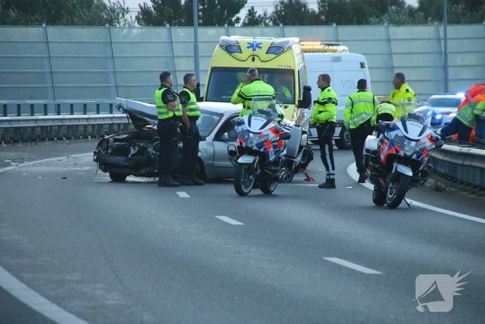 Bestuurder verliest macht over het stuur en komt in botsing met vangrail