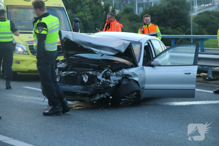 Bestuurder verliest macht over het stuur en komt in botsing met vangrail