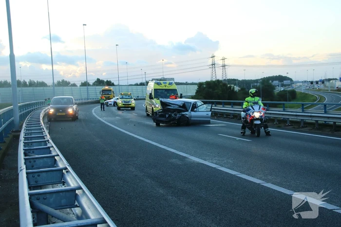 Bestuurder verliest macht over het stuur en komt in botsing met vangrail