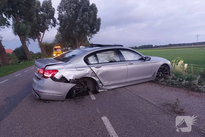 Bestuurder verliest macht over het stuur en botst tegen boom
