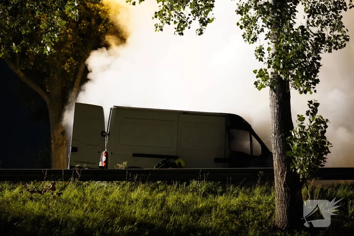 Drie rijbanen afgesloten door brand in bestelbus