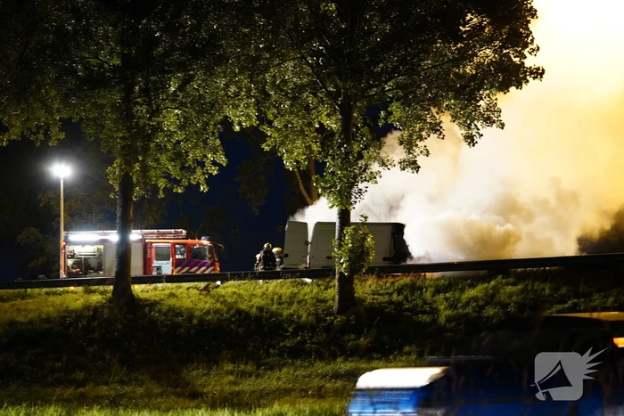 Drie rijbanen afgesloten door brand in bestelbus