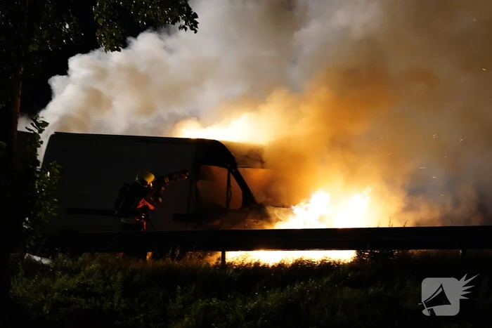 Drie rijbanen afgesloten door brand in bestelbus