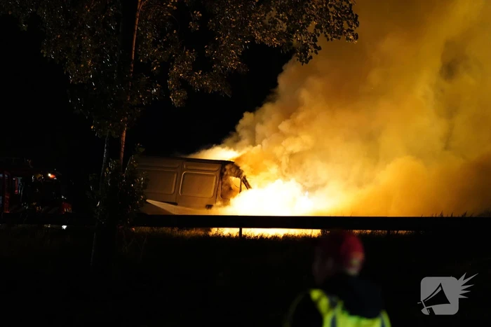 Drie rijbanen afgesloten door brand in bestelbus