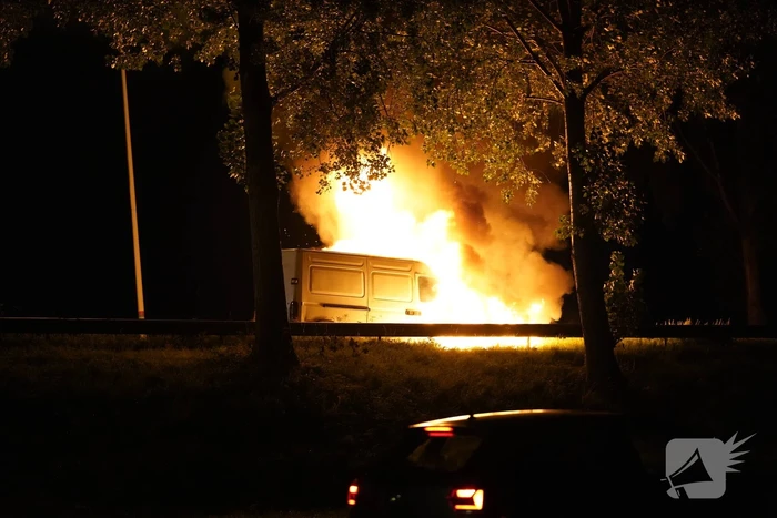 Drie rijbanen afgesloten door brand in bestelbus