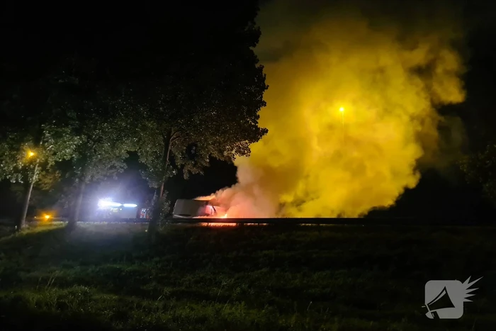 Drie rijbanen afgesloten door brand in bestelbus