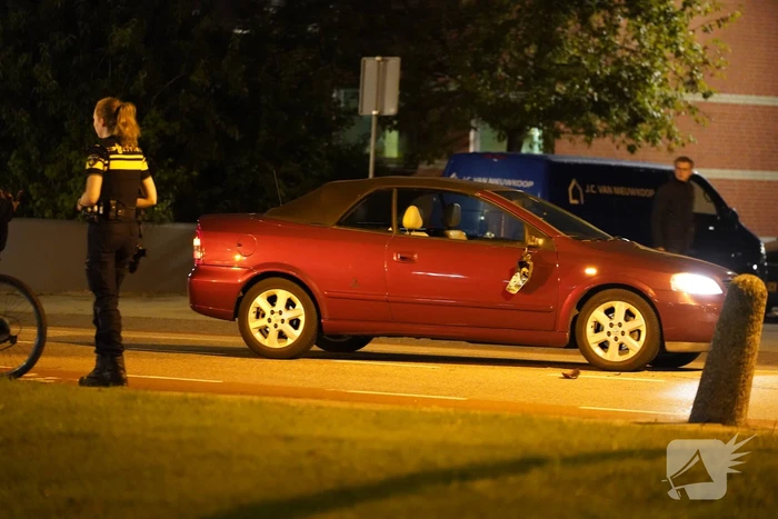 Dronken persoon botst tegen personenauto