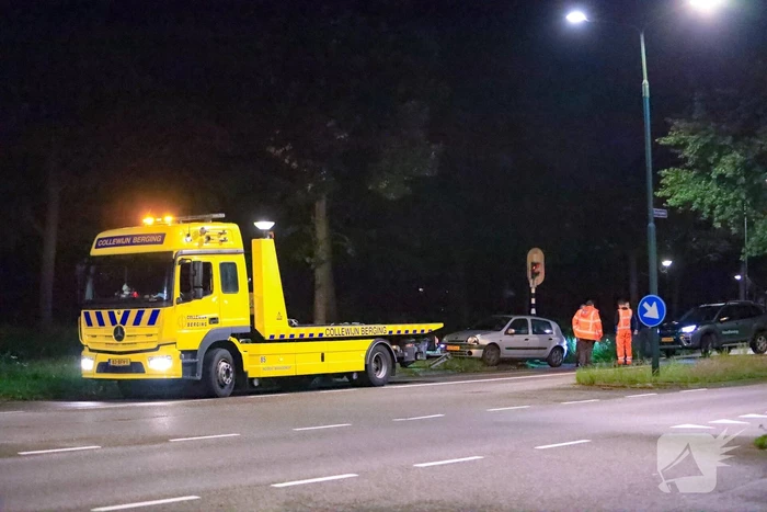 Personenauto afgesleept door bergingsbedrijf na ongeval