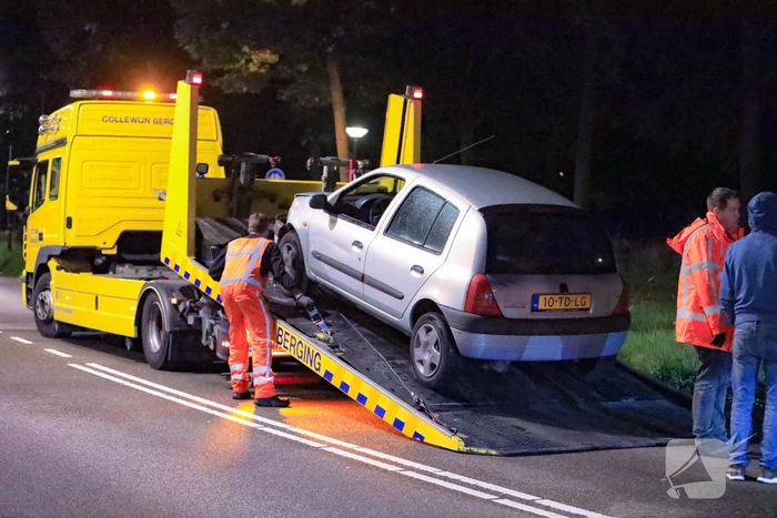 Personenauto afgesleept door bergingsbedrijf na ongeval