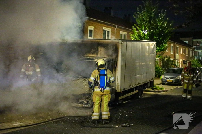 Bestelbus met laadklep total-loss door brand in motorcompartiment