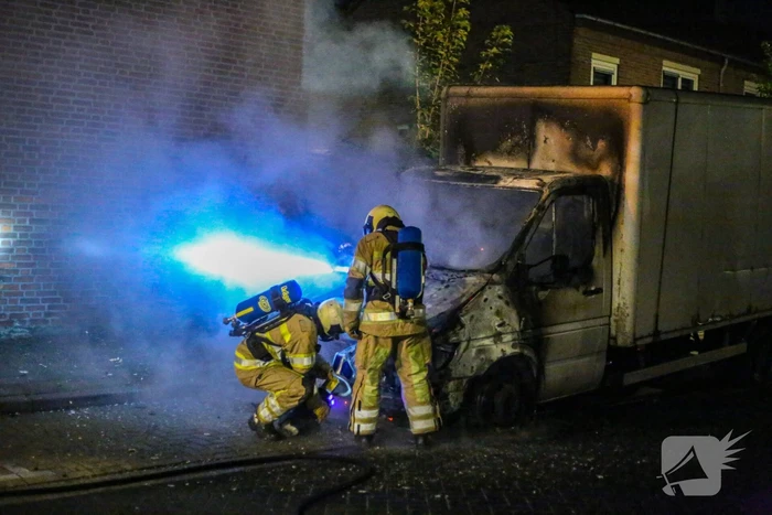 Bestelbus met laadklep total-loss door brand in motorcompartiment