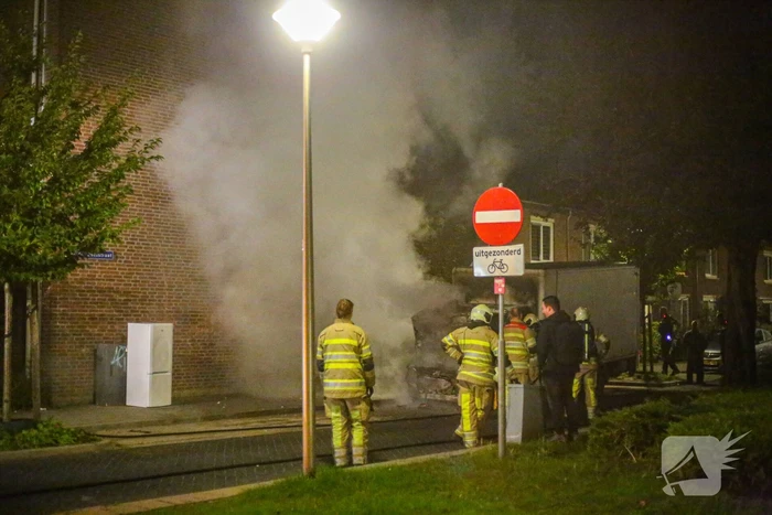 Bestelbus met laadklep total-loss door brand in motorcompartiment