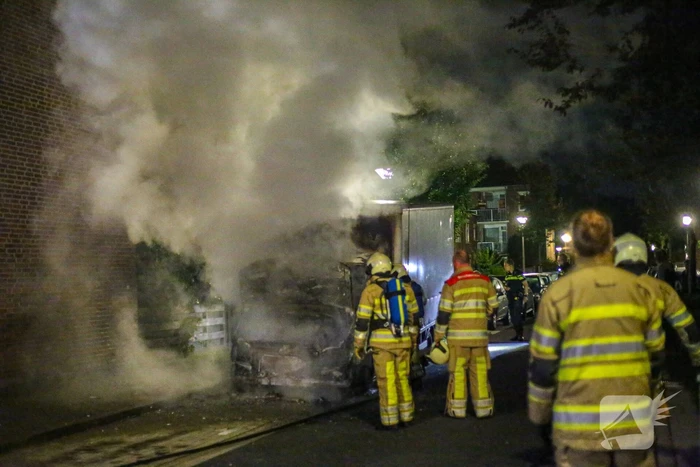 Bestelbus met laadklep total-loss door brand in motorcompartiment