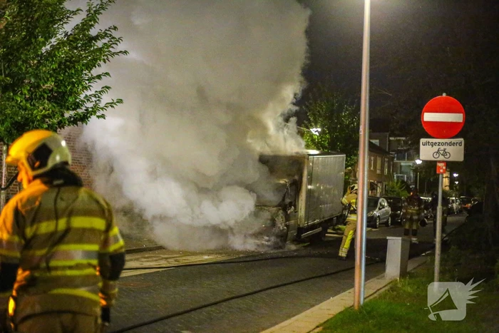 Bestelbus met laadklep total-loss door brand in motorcompartiment