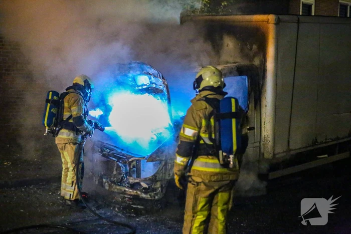 Bestelbus met laadklep total-loss door brand in motorcompartiment