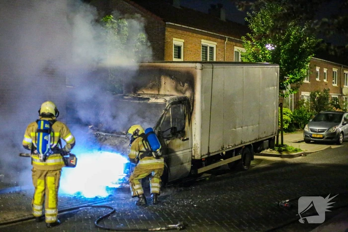 Bestelbus met laadklep total-loss door brand in motorcompartiment