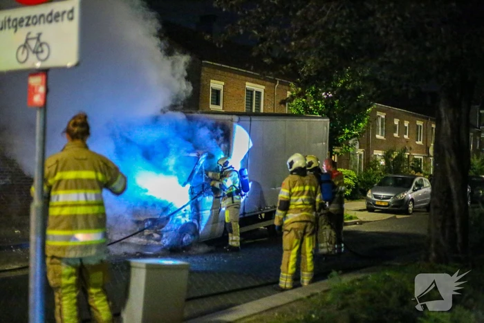 Bestelbus met laadklep total-loss door brand in motorcompartiment