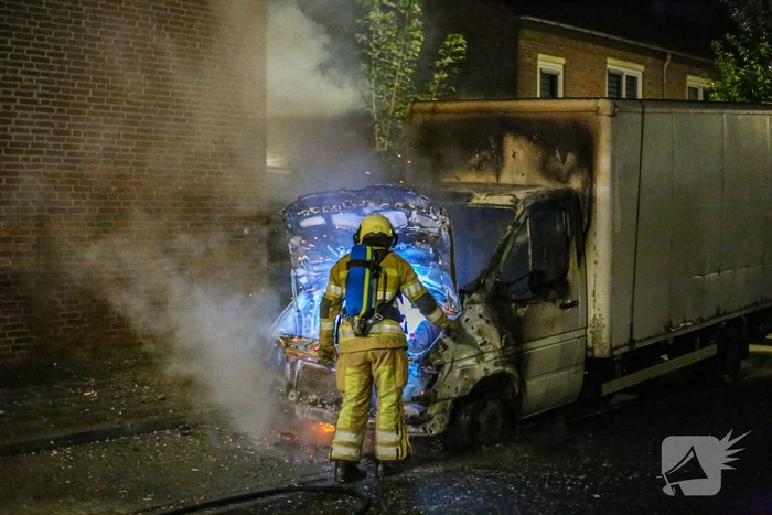 Bestelbus met laadklep total-loss door brand in motorcompartiment