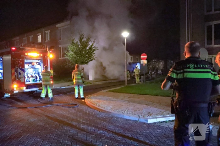 Bestelbus met laadklep total-loss door brand in motorcompartiment
