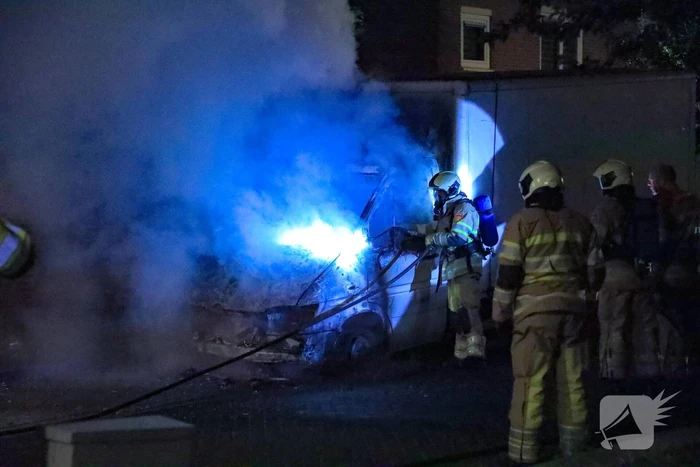 Bestelbus met laadklep total-loss door brand in motorcompartiment