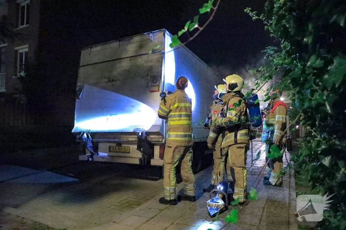 Bestelbus met laadklep total-loss door brand in motorcompartiment