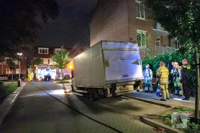 Bestelbus met laadklep total-loss door brand in motorcompartiment
