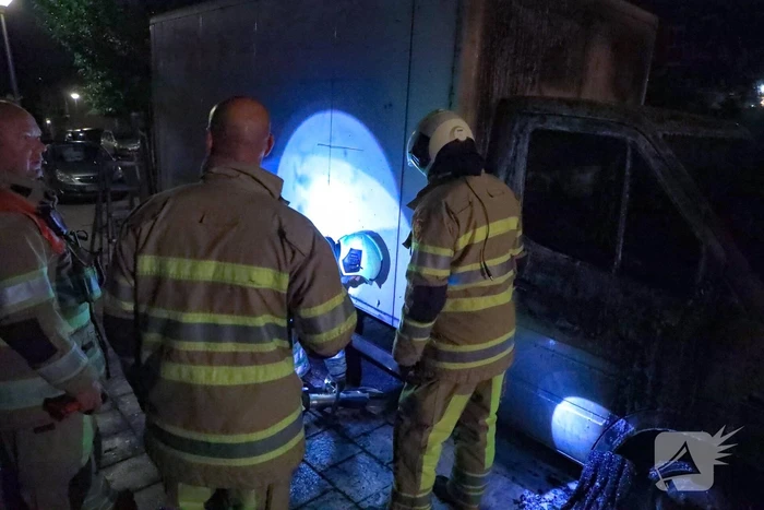 Bestelbus met laadklep total-loss door brand in motorcompartiment