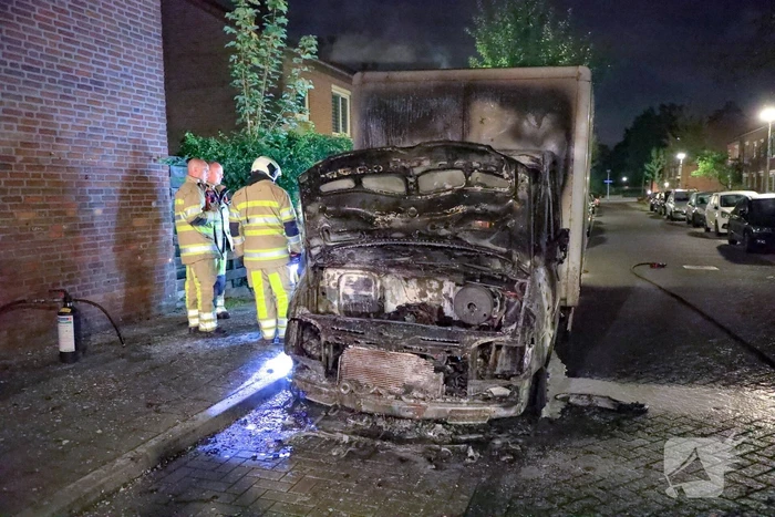 Bestelbus met laadklep total-loss door brand in motorcompartiment