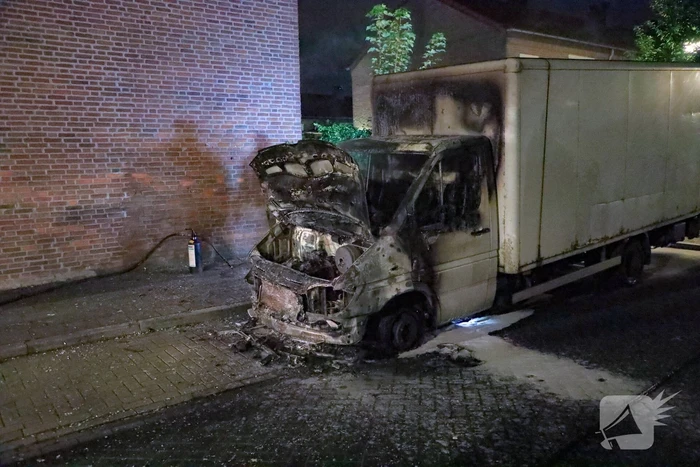 Bestelbus met laadklep total-loss door brand in motorcompartiment