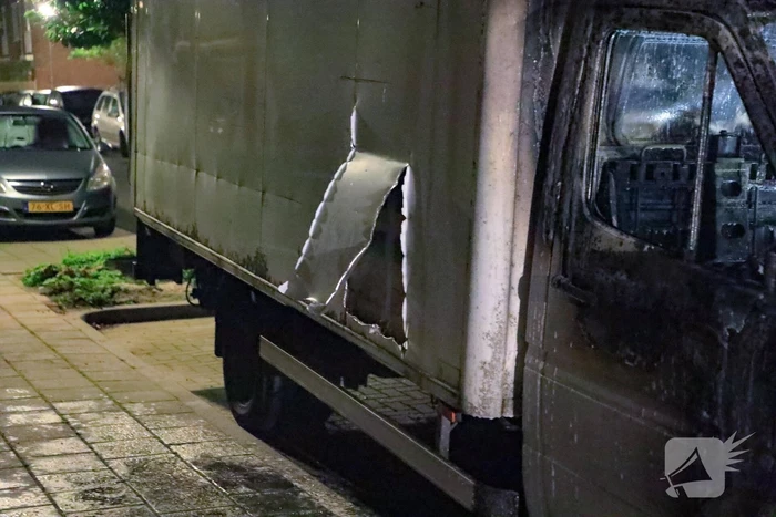 Bestelbus met laadklep total-loss door brand in motorcompartiment